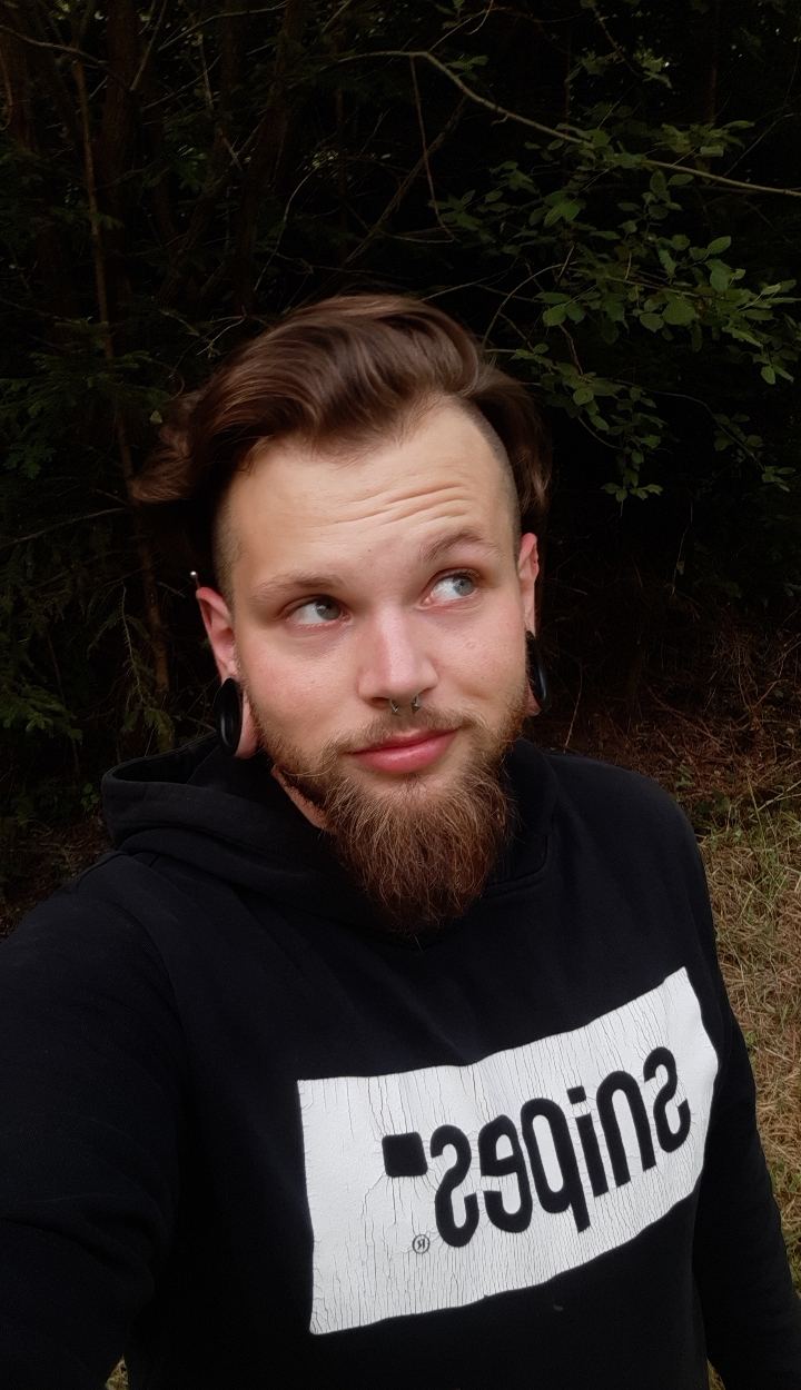 Porträt von Alexander Eric Bacher – Gitarre, E-Gitarre, E-Bass, Ukulele, Schlagzeug, Cajón, Gesang (Pop/Rock/Jazz), Musiktheorie, Musikalische Früherziehung in Kitzladen