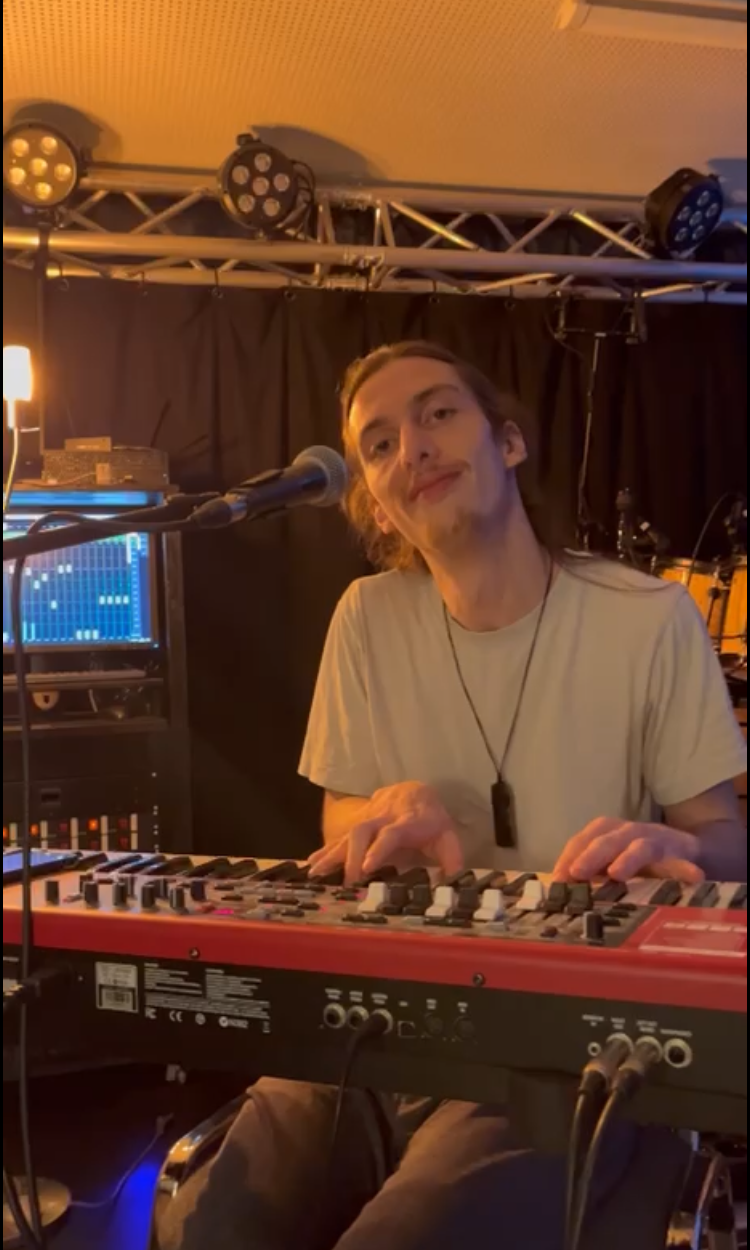 Porträt von Aaron – Klavier, Keyboard, Gehörbildung, Komposition, Musiktheorie, Songwriting, Musikalische Früherziehung in Freiburg im Breisgau