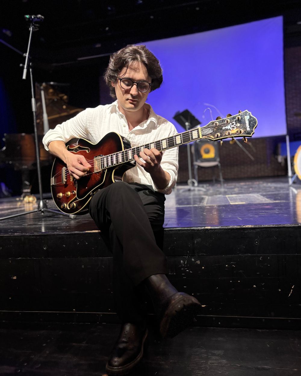 Porträt von Teoman Oz – Musiktheorie, Gehörbildung, Komposition, Songwriting, Gitarre, E-Gitarre, Ukulele, E-Bass in Graz