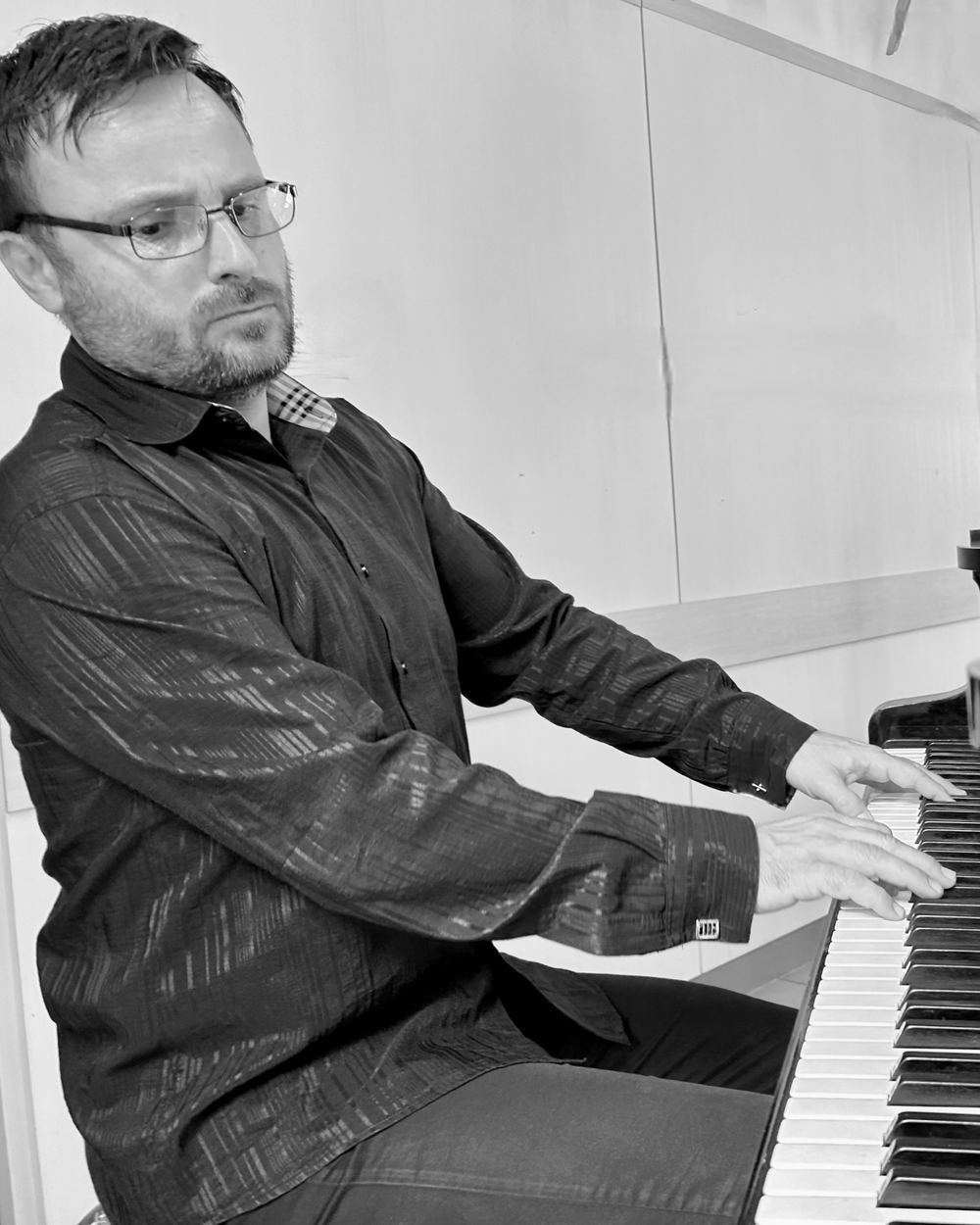 Porträt von 🎶Mirco Lieber — Akademischer Musiklehrer Online🎹 – Klavier, Keyboard, Orgel, Akkordeon, Musiktheorie, Gehörbildung in Wien