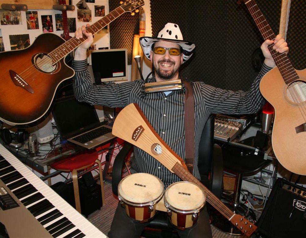 Porträt von Gitarrenunterricht Graz ( auch online ) - ohne Noten und viel Spaß für jung & alt! (40+ Jahre Erfahrung) – Gitarre, Ukulele, Gesang (Pop/Rock/Jazz), Stimmtraining, Musiktheorie, Gehörbildung, Komposition, Songwriting, Musikproduktion in Graz