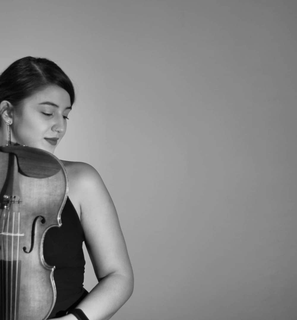 Porträt von Ayfer Ece Tuncer – Klavier, Viola, Violine in Wien