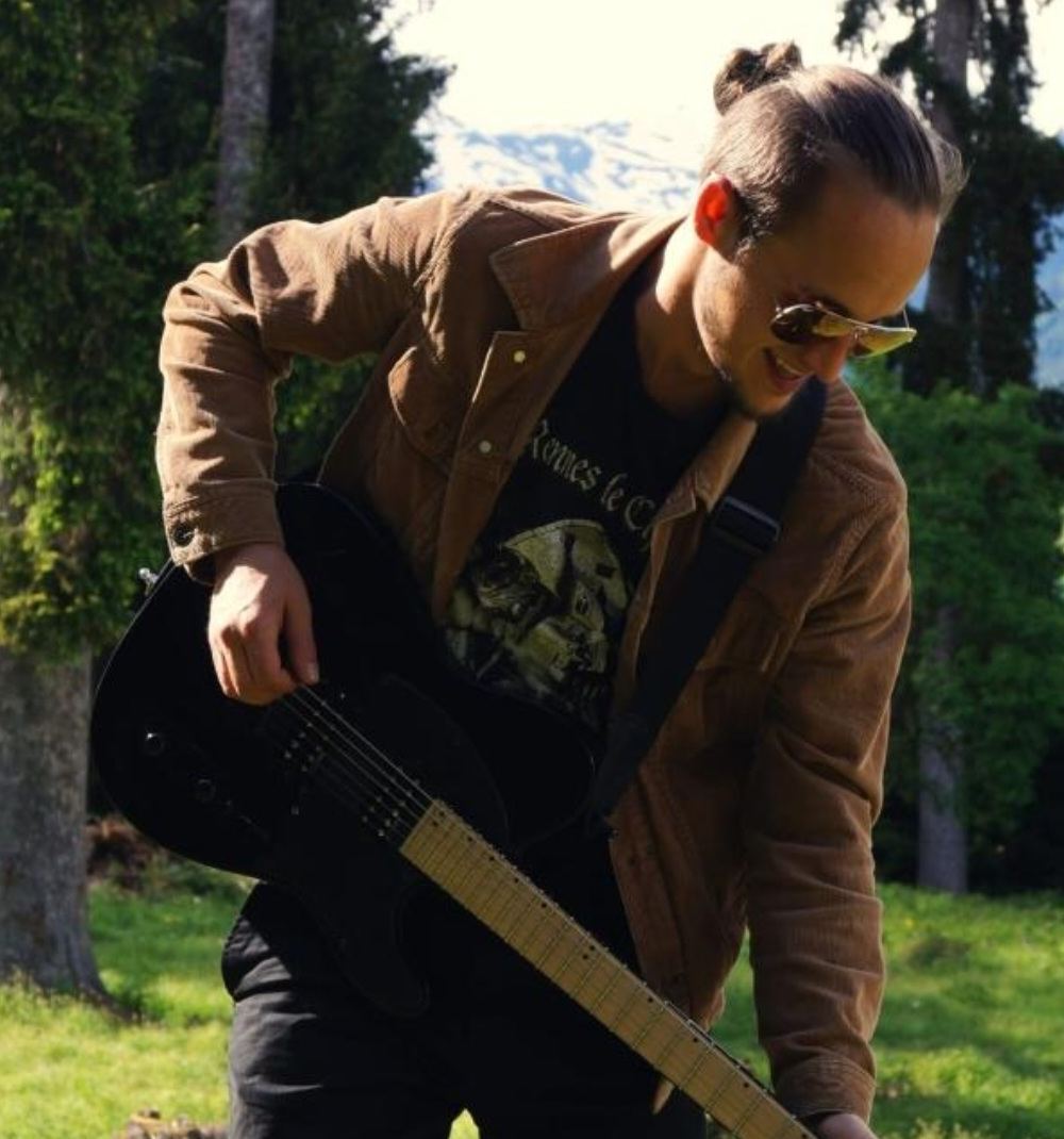 Porträt von Roy Preissler – Gitarre, E-Gitarre, Schlagzeug, Cajón, E-Bass in Niedernsill